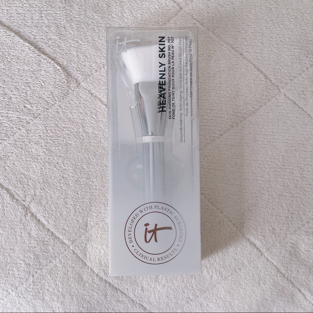 it Cosmetics Heavenly SkinHugging Foundation Brush